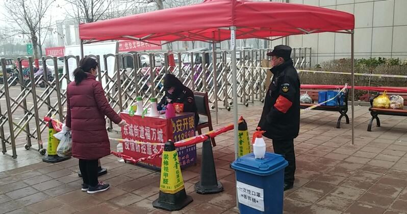 河南郏县:“一米线”成了居民的防疫墙 避免交叉感染