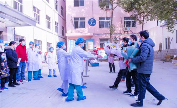 唐河县医院首批四名新型冠状病毒感染的肺炎患者康复出院