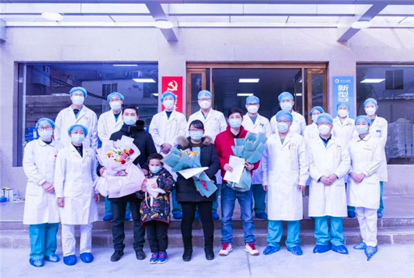 唐河县医院首批四名新型冠状病毒感染的肺炎患者康复出院