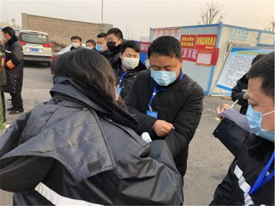 【社区战“疫”】先测体温后上班 郑州市前程办事处把好疫情防控第一道防线