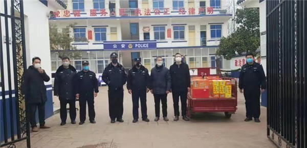爱心人士为新野公安民警捐赠物资助力抗击疫情