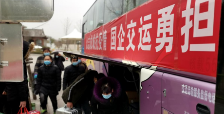 助力经济健康发展 郑州交运集团复工定制专车5天接回返岗人员481人