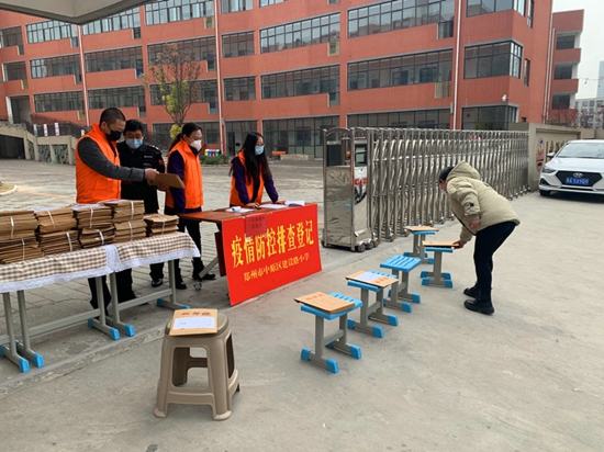 郑州市中原区建设路小学党员教师化身“最温暖快递员“为学生们配送教材