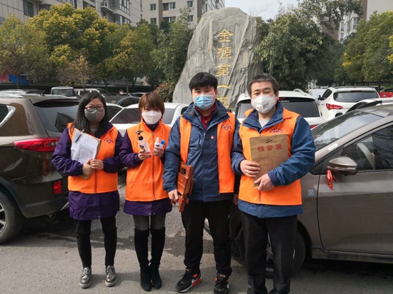 郑州市中原区建设路小学党员教师化身“最温暖快递员“为学生们配送教材
