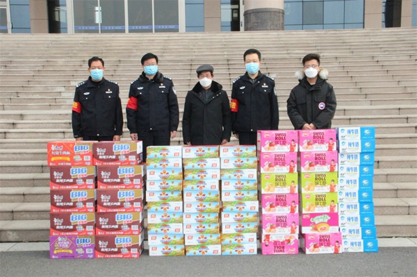 新野县文府高中向公安民警捐赠物资助力抗击疫情