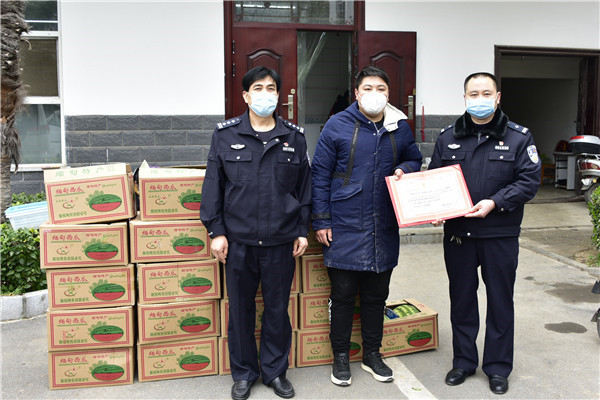 疫情不退 爱心不减——邓州多位爱心人士为“疫”线民警献爱心