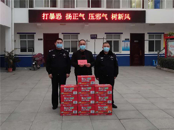 疫情不退 爱心不减——邓州多位爱心人士为“疫”线民警献爱心