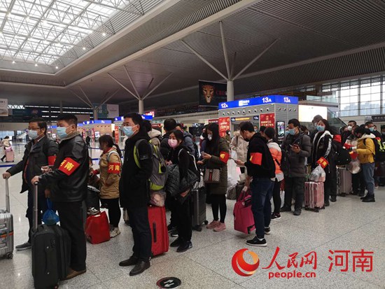 523名河南务工人员乘坐免费专列赴深圳就业