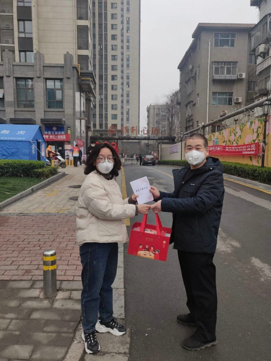 郑州市建设路小学工会开展庆“三八妇女节”温暖传递活动