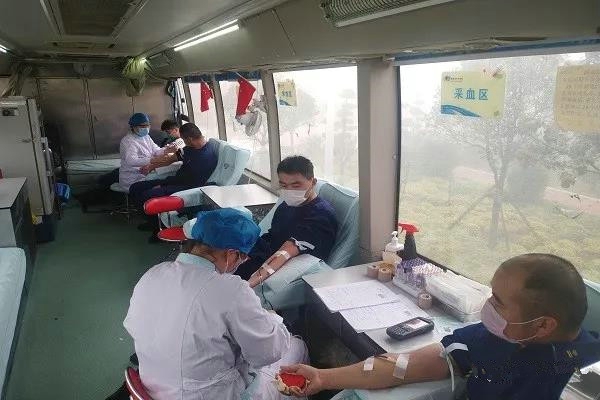 为战“疫”助力——南阳消防支队组织开展无偿献血活动