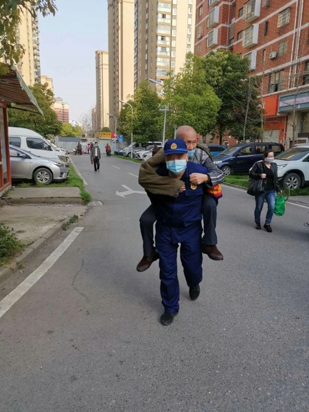 滞留武汉河南消防员杜义才：甘当社区“守门员”，每天行走2万步、值班12个小时
