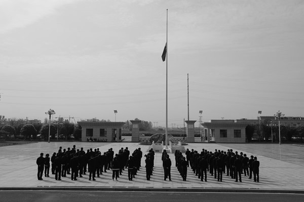 缅怀逝者 致敬英雄——内乡法院举行集体哀悼活动
