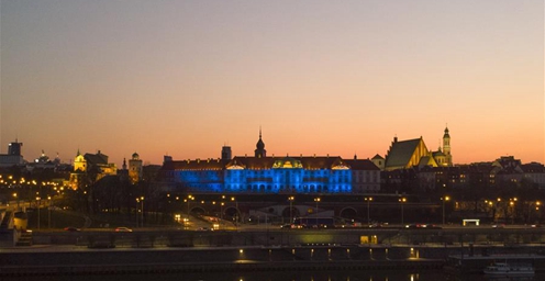 波兰华沙：皇家城堡亮灯 致敬医护人员