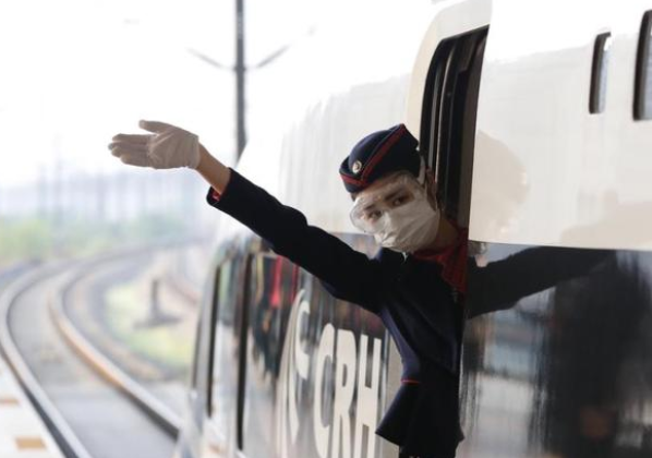 武汉解封首日有序恢复对外交通 G431次列车驶离武汉站 