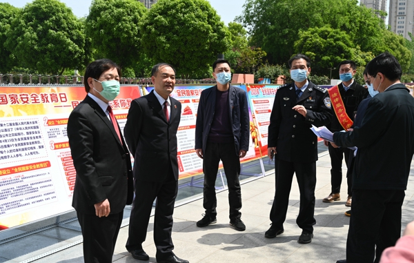 南阳高新区法院积极开展国家安全日普法宣传活动