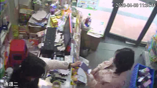 母婴店粗心女老板将手机借给陌生顾客使用 结果1万多元被转走