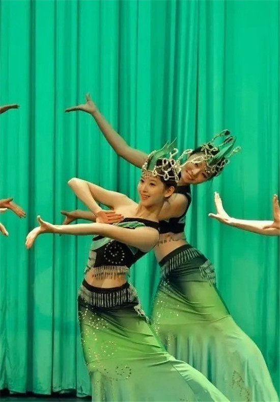 章泽天“奶茶妹妹”校园舞蹈表演旧照曝光 穿绿裙跳舞气质清纯可爱