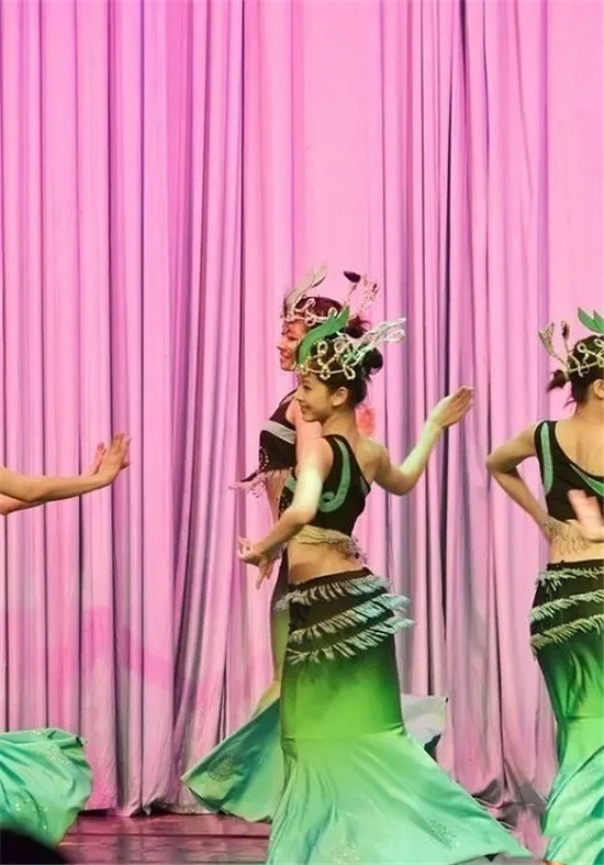 章泽天“奶茶妹妹”校园舞蹈表演旧照曝光 穿绿裙跳舞气质清纯可爱