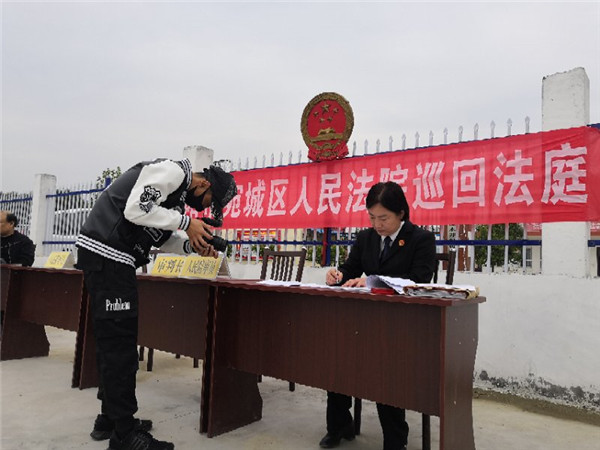 央视记者走进宛城区法院基层法庭拍摄采访