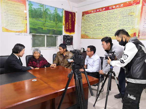 央视记者走进宛城区法院基层法庭拍摄采访