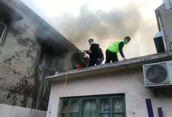 好邻居！ 中国电信封丘分公司员工把邻居家的火灭了
