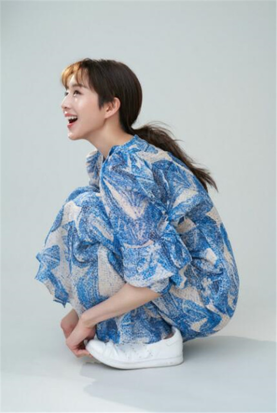 张钧甯身穿蓝色印花长裙温柔淡雅 搭配低束马尾文艺又随性