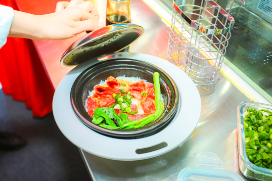 煲仔饭机器人亮相郑州，用高科技“烹饪“美味
