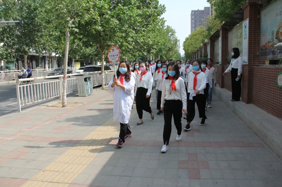 翰林朗悦同步演练 复学之路行则将至 ——郑州高新区外国语小学开展新冠肺炎疫情防控三次复学演练