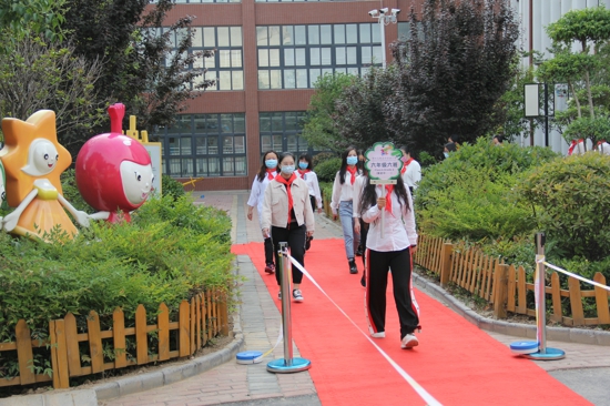 翰林朗悦同步演练 复学之路行则将至 ——郑州高新区外国语小学开展新冠肺炎疫情防控三次复学演练