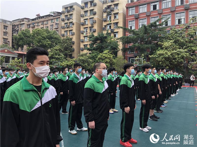 武汉5万多名高三学子重返校园 进教室需过“四道关”