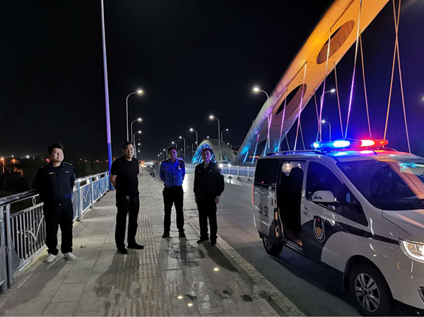 邓州城市管理警察大队誓让彩虹桥更加畅亮了