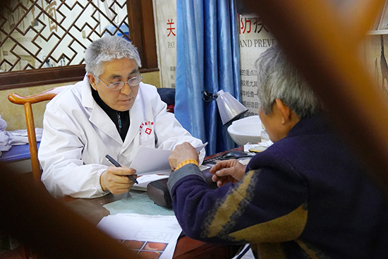 【郑州故事】56岁老中医免费捐赠40余万元抗疫汤剂