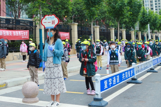 【郑在现场】郑州全市小学今日返校复学 错峰入校安检严格有序