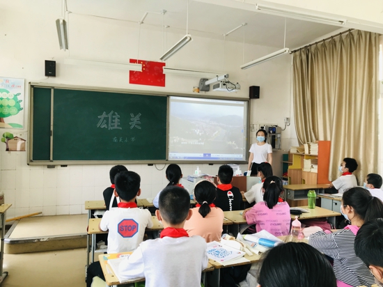 管城回族区南关小学组织学生观看电视政论片《雄关》