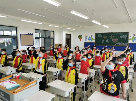 郑州市管城回族区紫东路小学开展“预防溺水，从我做起”夏季安全教育主题升旗仪式