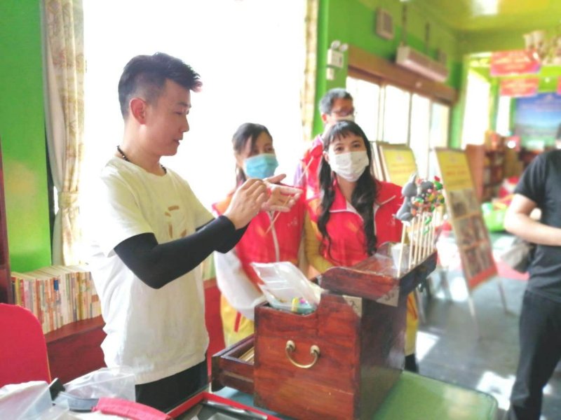 爱心组织为驻马店市参加疫情防控的志愿者发放爱心礼物   