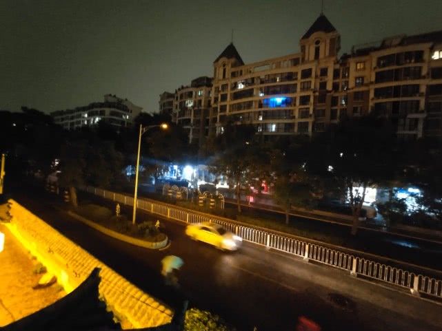 刚刚,北京白昼如夜,暴雨倾盆,门头沟出现冰雹