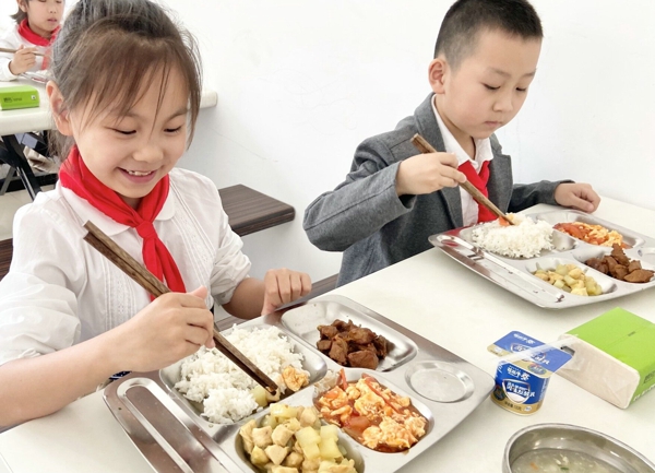 就餐文明 点滴教育——郑州高新区外国语小学文明用餐记