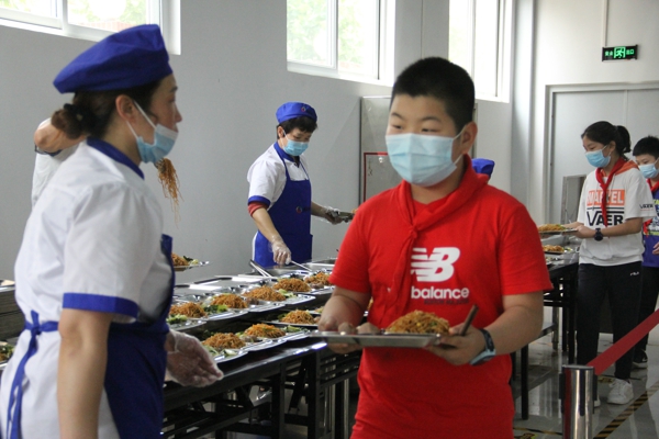 就餐文明 点滴教育——郑州高新区外国语小学文明用餐记