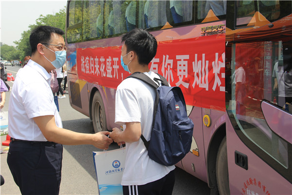 河南经贸职业学院暖心行动迎接贫困生返校专车接人，警车护航，礼包发放……