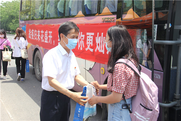 河南经贸职业学院暖心行动迎接贫困生返校专车接人，警车护航，礼包发放……