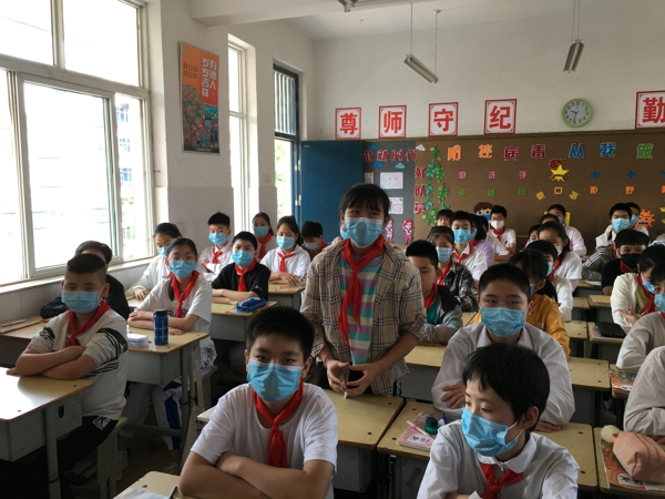 郑州市管城区南关小学举行“红领巾看两会”主题中队会