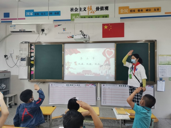 “我爱红领巾”——郑州高新区外国语小学举行一年级队前教育活动