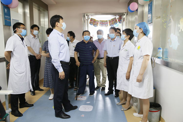 省残联领导到邓州市中心医院调研残疾儿童康复工作