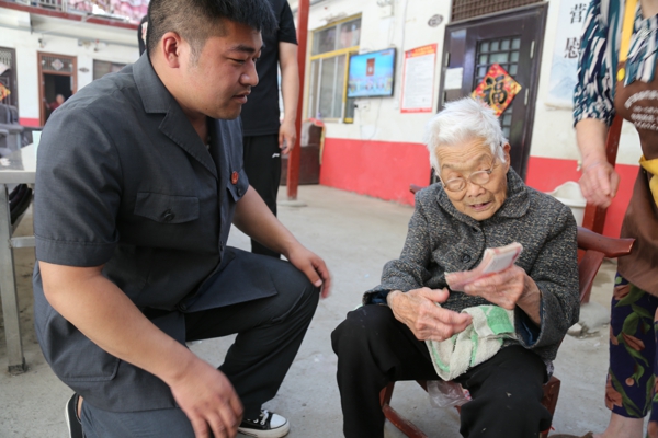 镇平法院：干警送来执行款  九旬老人直点赞