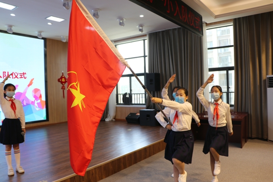 迎接少代会 争做好队员——郑州中原区西悦城第一小学举行入队仪式
