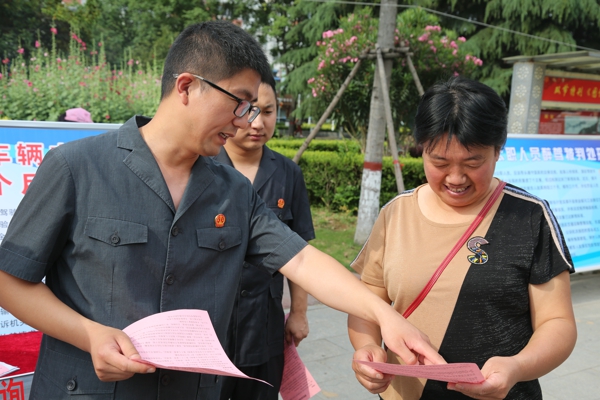 镇平县法院积极参与全县酒驾醉驾专项治理法治宣传活动