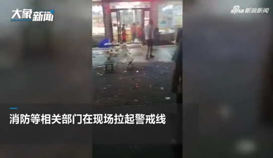 河南焦作一饭店疑似发生爆炸 现场玻璃碎片散落一地