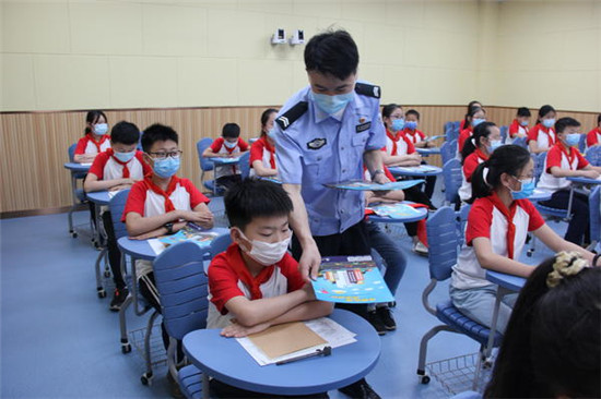 安全度“六一”，郑州交警给孩子们送交通安全“大礼包”
