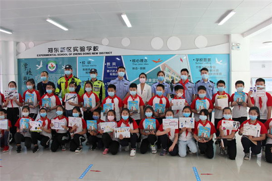 安全度“六一”，郑州交警给孩子们送交通安全“大礼包”
